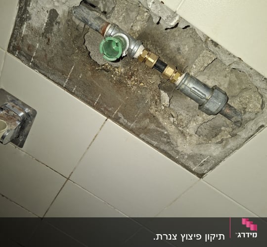 צינור מים ותיקון בקיר אריחים